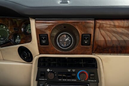 Aston Martin Vantage Volante 22
