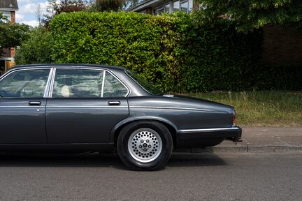 Daimler Double Six 12