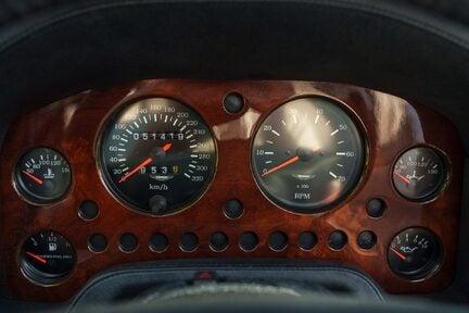Aston Martin Virage 17