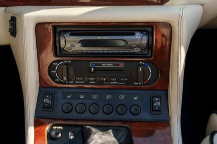 Aston Martin Virage 19