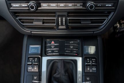 Porsche Macan Turbo PDK 19
