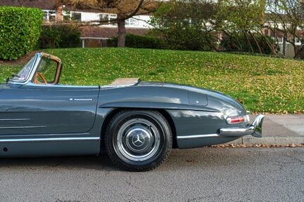 Mercedes-Benz SL 300SL Roadster 11
