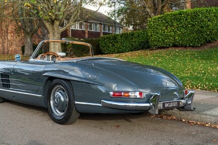 Mercedes-Benz SL 300SL Roadster 12
