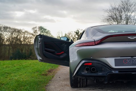 Aston Martin Vantage V8 11