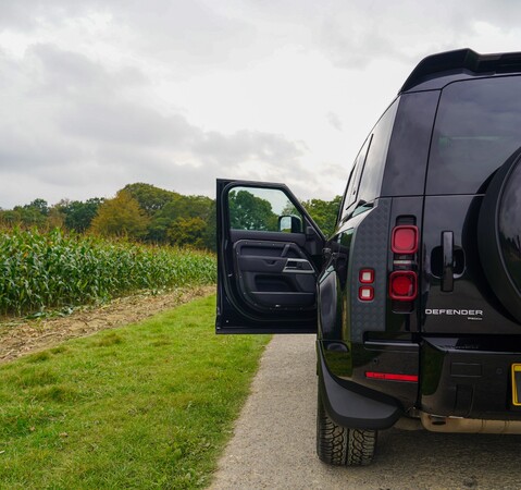 Land Rover Defender P400E XS EDITION HYBRID 1