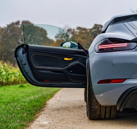 Porsche 718 CAYMAN GT4 PDK 1