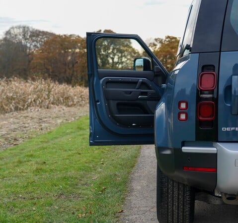 Land Rover Defender 110 SD4 Auto 1