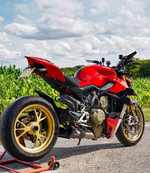 Ducati Streetfighter V4S 1