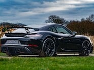 Porsche 718 CAYMAN GT4 PDK 4