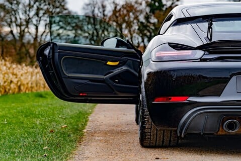 Porsche 718 CAYMAN GT4 PDK 7