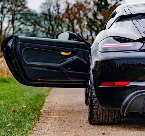 Porsche 718 CAYMAN GT4 PDK 1