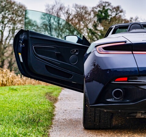 Aston Martin DB11 V8 VOLANTE 1