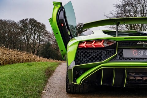 Lamborghini Aventador V12 7