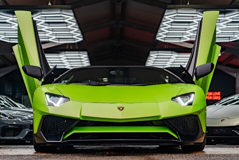 Lamborghini Aventador V12 30