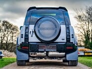 Land Rover Defender D300 SE Obsidian 23