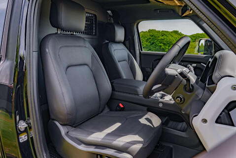 Land Rover Defender 3.0 D250 X-Dynamic HSE Hard Top 11