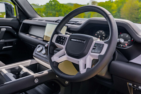 Land Rover Defender 3.0 D250 X-Dynamic HSE Hard Top 13