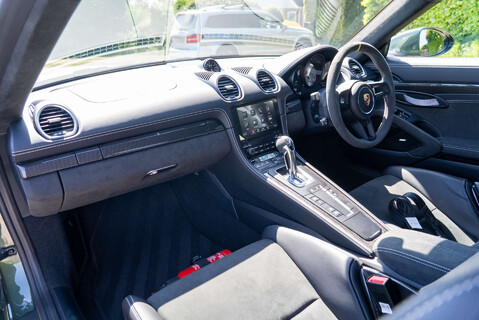 Porsche 718 Cayman GT4 PDK 8