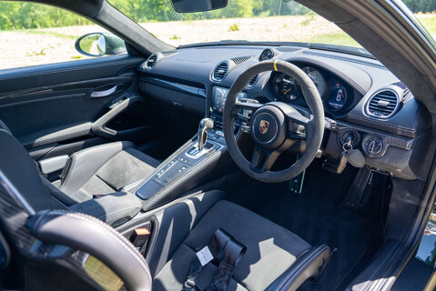 Porsche 718 Cayman GT4 PDK 9