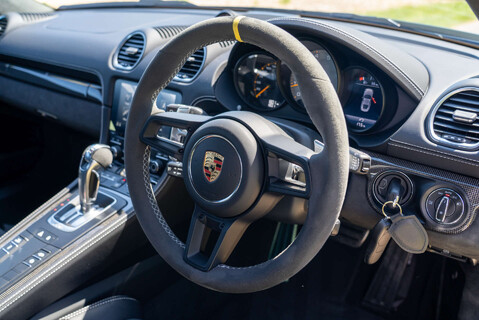Porsche 718 Cayman GT4 PDK 12