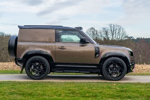 Land Rover Defender D250 X-Dynamic SE Hard Top 3