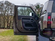 Land Rover Defender D250 X-Dynamic SE Hard Top 7