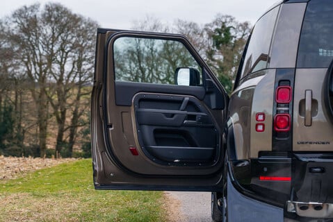 Land Rover Defender D250 X-Dynamic SE Hard Top 7