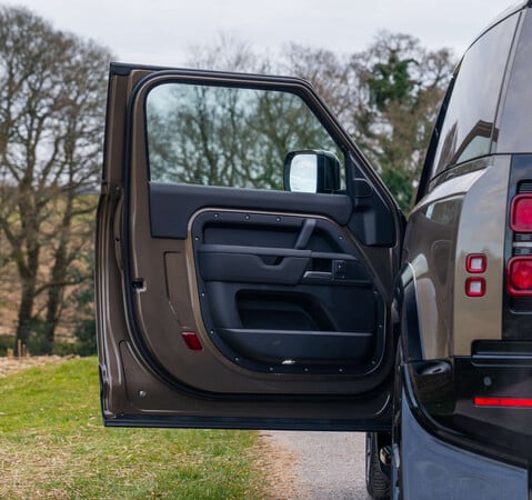 Land Rover Defender D250 X-Dynamic SE Hard Top 1