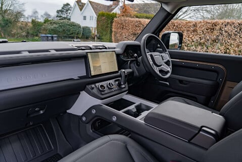 Land Rover Defender D250 X-Dynamic SE Hard Top 8