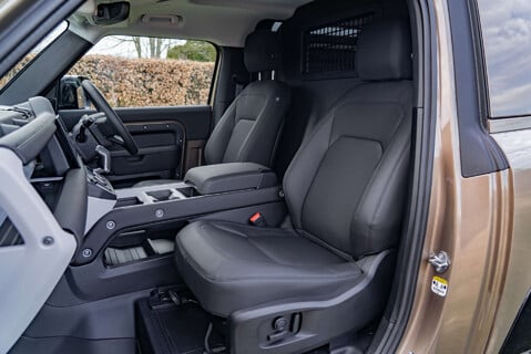 Land Rover Defender D250 X-Dynamic SE Hard Top 9