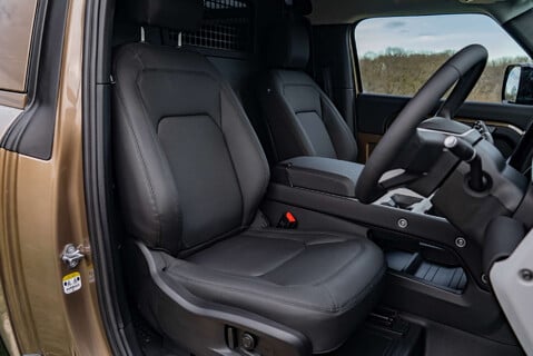 Land Rover Defender D250 X-Dynamic SE Hard Top 10