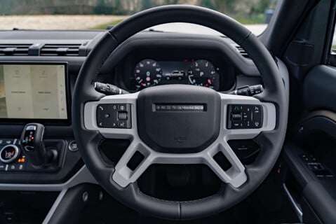 Land Rover Defender D250 X-Dynamic SE Hard Top 11