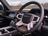 Land Rover Defender D250 X-Dynamic SE Hard Top 12