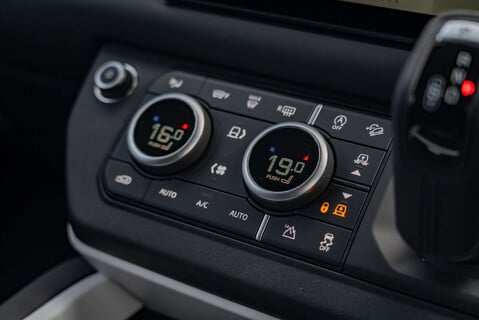 Land Rover Defender D250 X-Dynamic SE Hard Top 13
