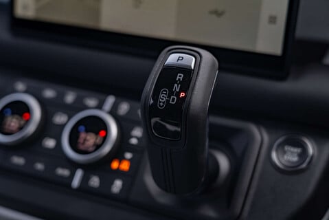 Land Rover Defender D250 X-Dynamic SE Hard Top 14