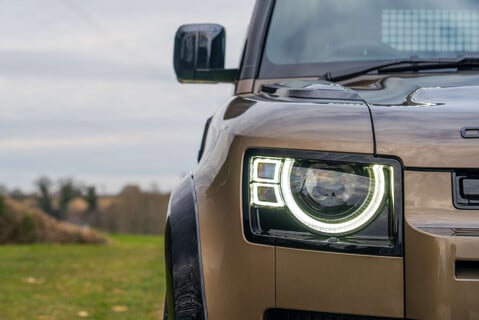Land Rover Defender D250 X-Dynamic SE Hard Top 18