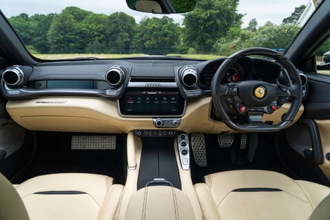 Ferrari GTC4 Lusso T 12