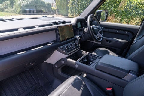 Land Rover Defender D350 HSE HardTop 8