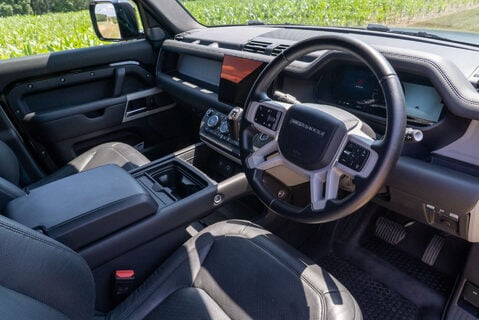 Land Rover Defender D350 HSE HardTop 9