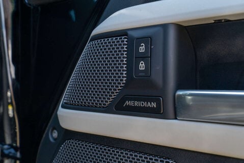 Land Rover Defender D350 HSE HardTop 12