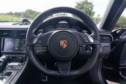 Porsche 911 Targa 4 GTS PDK 12