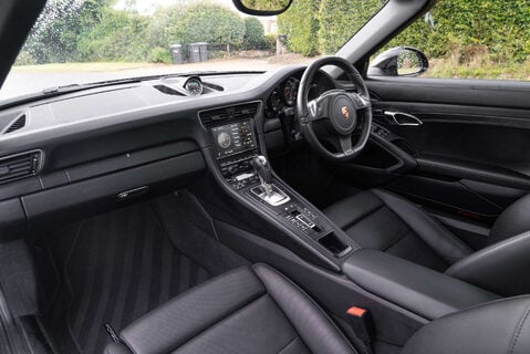 Porsche 911 Targa 4 GTS PDK 8
