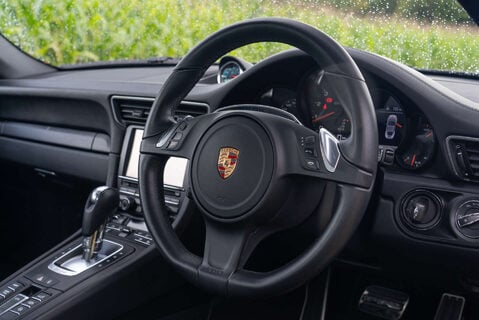 Porsche 911 Targa 4 GTS PDK 13