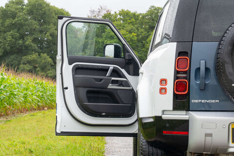 Land Rover Defender D250 SE County Edition 7