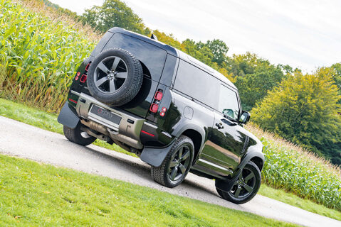 Land Rover Defender D300 X-Dynamic HSE Hard Top 20
