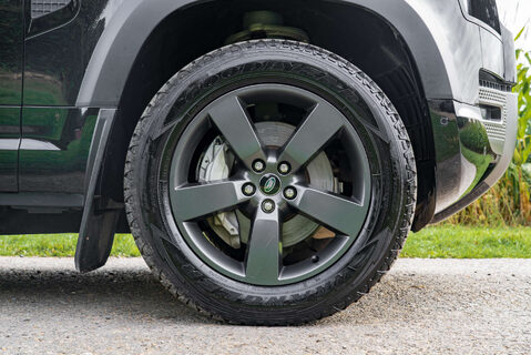 Land Rover Defender D300 X-Dynamic HSE Hard Top 5