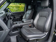 Land Rover Defender D300 X-Dynamic HSE Hard Top 9