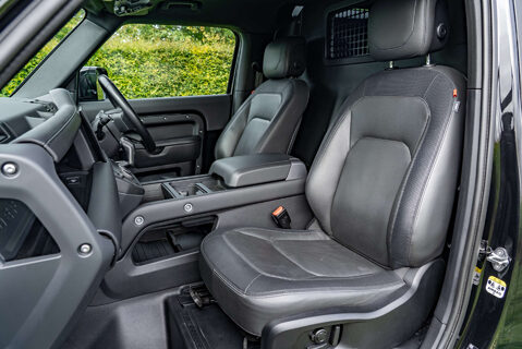 Land Rover Defender D300 X-Dynamic HSE Hard Top 9