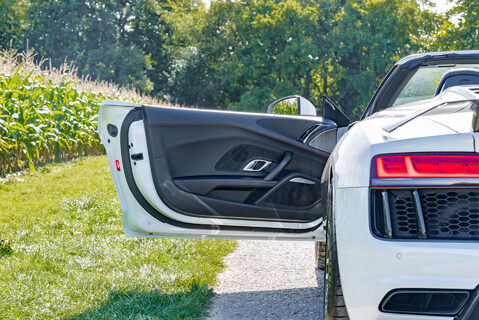 Audi R8 5.2 R8 Spyder Quattro V10 Semi-Auto 4WD 2dr 7