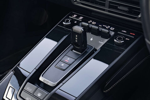 Porsche 911 Carrera 4 GTS PDK 16